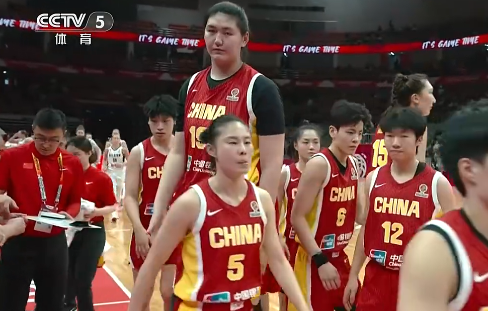 中国女篮10分险胜!直通世界杯,产生3个不可思议,宫鲁鸣遭质疑