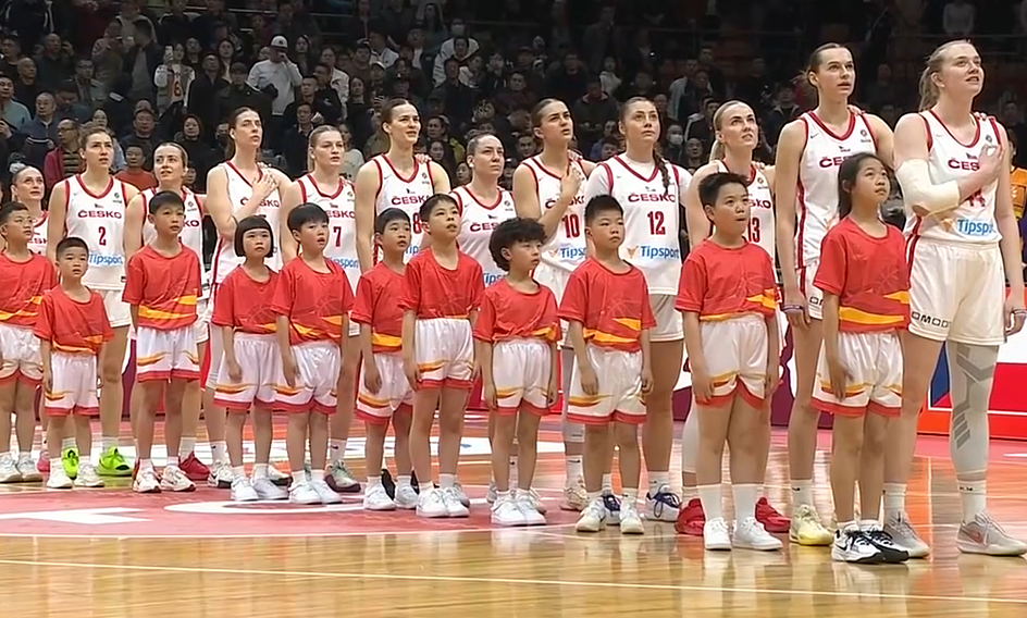 中国女篮10分险胜!直通世界杯,产生3个不可思议,宫鲁鸣遭质疑